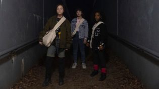 送报女孩 photo
