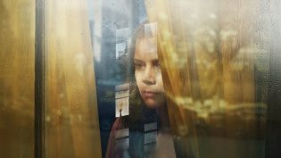 窗里的女人 photo