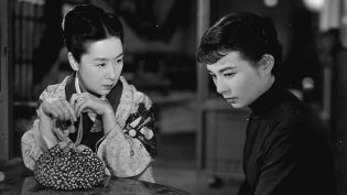 街谈巷议的女人 photo