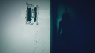 关灯后 photo